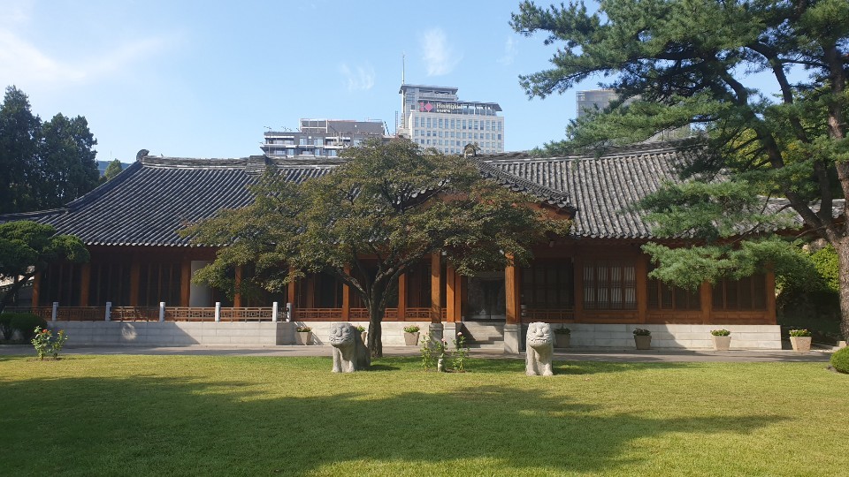 미국대사관의 관저로 쓰이는 하비브하우스. 두 개의 해태상 사이에 고양이를 키우는 해리 해리스 주한미국 대사가 가져다 둔 고양이 석상이 있다.  이정규 기자