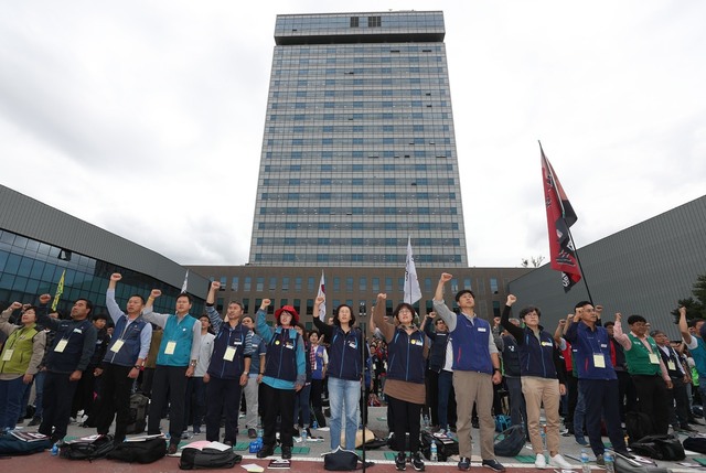 23일 오후 톨게이트 요금 수납원들이 직접 고용을 촉구하며 점거 농성 중인 경북 김천시 한국도로공사 본사에서 민주노총 노조원들이 임시 대의원대회를 진행하고 있다. 김천/연합뉴스