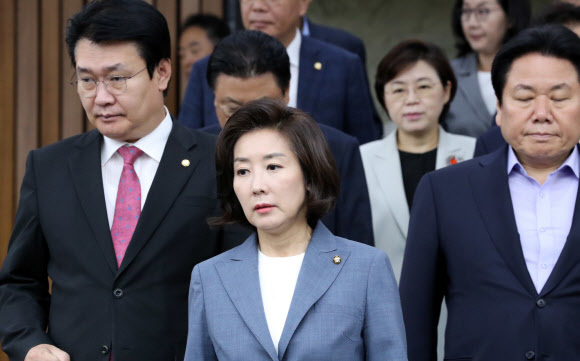 나경원 자유한국당 원내대표가 24일 국회에서 열린 원내대책회의에 들어서고 있다. 연합뉴스