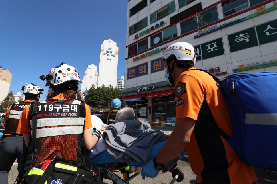 경기 김포 풍무동의 한 요양병원에 입원 중이던 환자들이 24일 오전 발생한 화재를 피해 다른 병원으로 이송되고 있다. 김포/김정효 기자