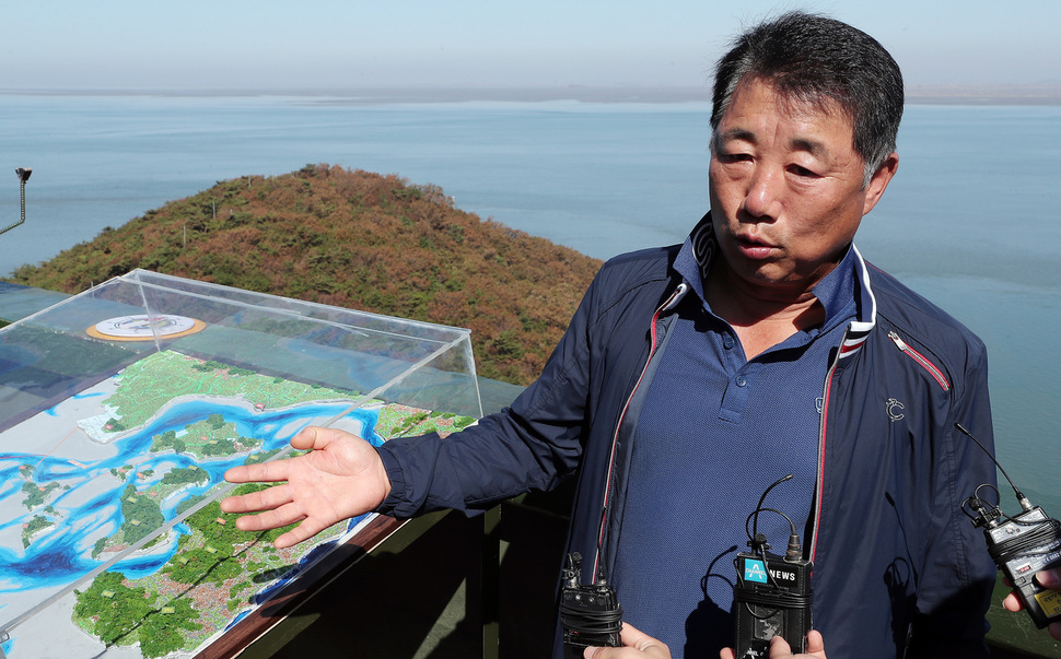 24일 오전 인천 강화군 서도면 말도리에서 홍근기(58) 이장이 취재진과 인터뷰하고 있다. 인천/사진공동취재단