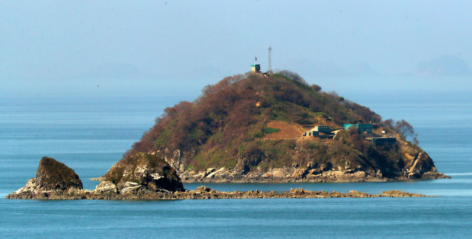 24일 오전 인천 강화군 서도면 말도리에서 바라 본 함박도에 북한의 군 시설이 보이고 있다. 국방부는 최근 함박도는 서해 북방한계선(NLL) 북쪽 약 700m에 위치해 북쪽 관할 도서인 것을 현장 확인했다고 밝혔다. 인천/사진공동취재단