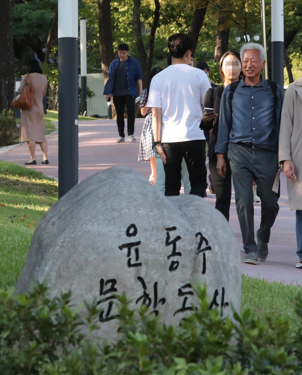 24일 오후 강의실로 향하는 류석춘 연세대 사회학과 교수 앞으로 윤동주 문학동산 표지석이 보이고 있다. 일제강점기 조국의 현실을 가슴 아프게 여긴 윤동주 시인은 이 학교의 졸업생이기도 하다. 강창광 기자