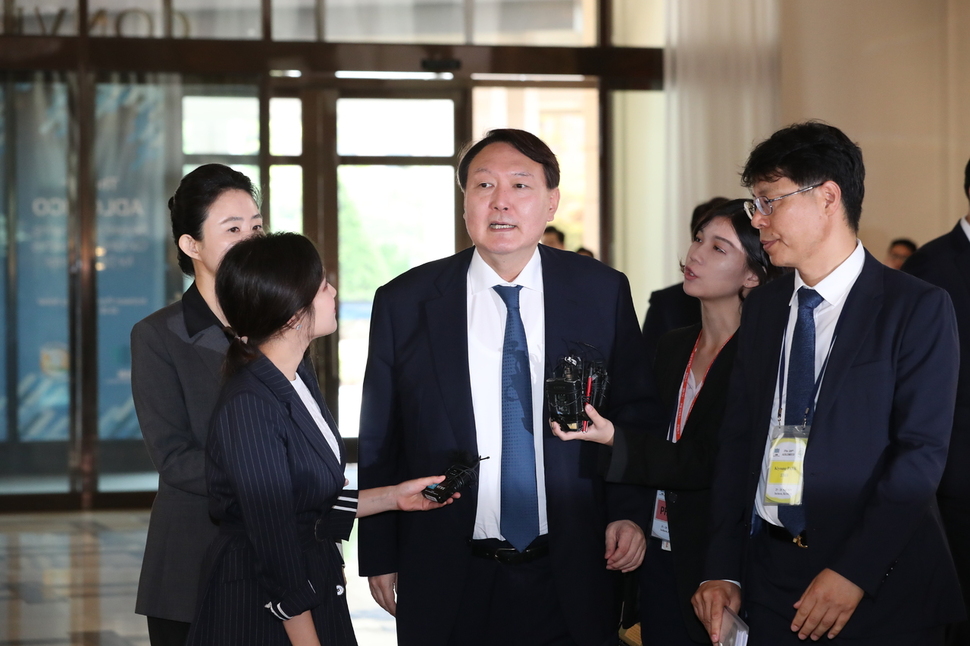 윤석열 검찰총장이 25일 오전 인천 중구 파라다이스시티 호텔에서 취재진의 질문에 답하고 있다. 인천/김정효 기자