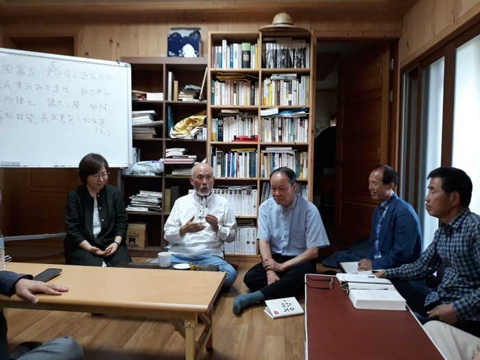 이현주 목사(왼쪽에서 두번째)가 전남 보성군 득량면 불이학당에서 노자 선생의 이야기를 들려주고 있다.정대하 기자