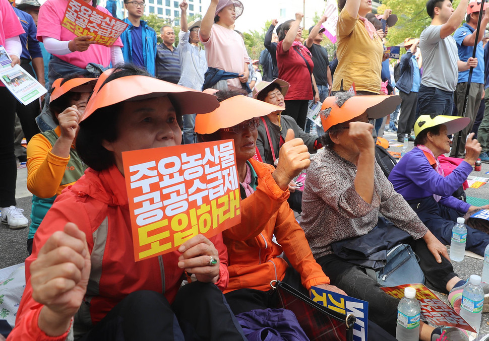 참가자들이 주요농산물 공공수급제의 도입을 촉구하는 손팻말을 들고 있다. 신소영 기자