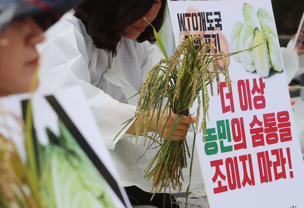 25일 오후 서울 여의도 KDB산업은행 앞에서 열린 전국농민대회에서 참가자들이 주요농산물 공공수급제 도입과 농산물 가격 보장 근본대책 등을 촉구하고 있다. 신소영 기자 viator@hani.co.kr