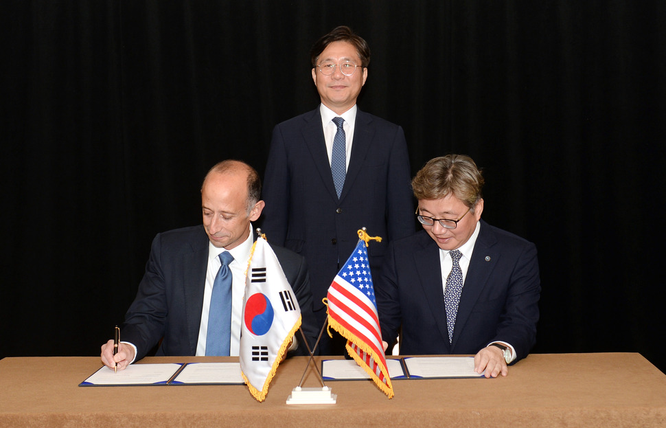 미국 뉴욕 더웨스틴타임스퀘어호텔에서 열린 한국가스공사와 BP의 미국산 LNG 장기매매계약 체결식에서 성윤모 산업통상자원부 장관(가운데)이 참석한 가운데 채희봉 한국가스안전공사 사장과 로버트 로손 BP 가스 마케팅 회장이 계약서에 서명하고 있다. 2019.9.24 산업통상자원부 제공. 연합뉴스