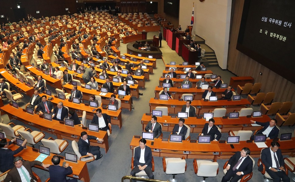 자유한국당 의원들이 26일 오후 국회 본회의에서 조국 법무부 장관이 신임 장관 인사말을 하는 동안 돌아앉아 있다. 강창광 기자 chang@hani.co.kr