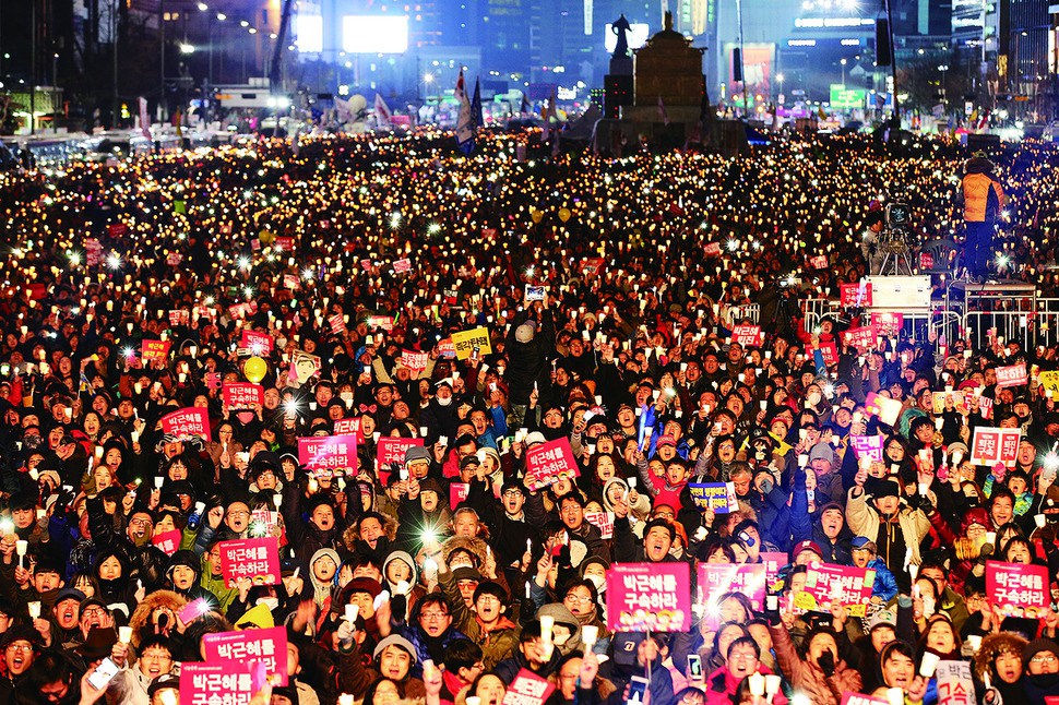 2016년 12월3일 서울 광화문에서 열린 박근혜 대통령 퇴진을 요구하는 제6차 촛불집회에서 시민들이 구호를 외치고 있다. 김태형 기자 xogud555@hani.co.kr