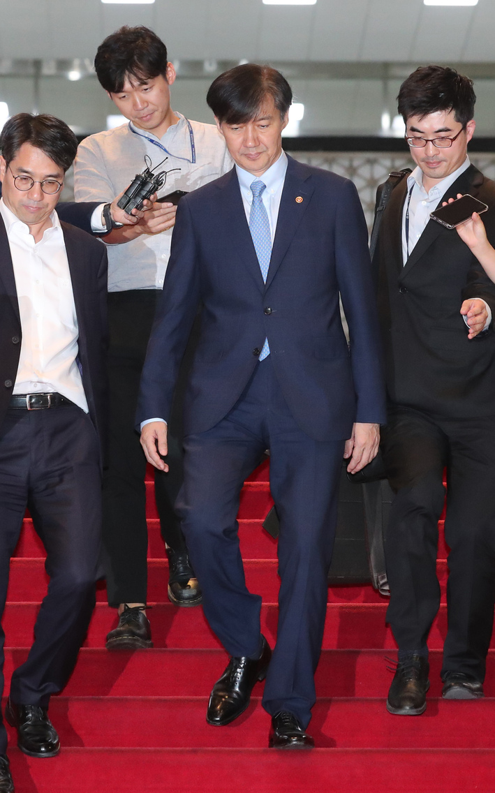 조국 법무부 장관이 지난 26일 저녁 정치 분야 대정부질문이 끝난 뒤 국회를 나서고 있다. 강창광 기자 chang@hani.co.kr