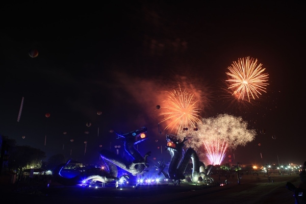 지평선축제 축하 불꽃놀이 모습.