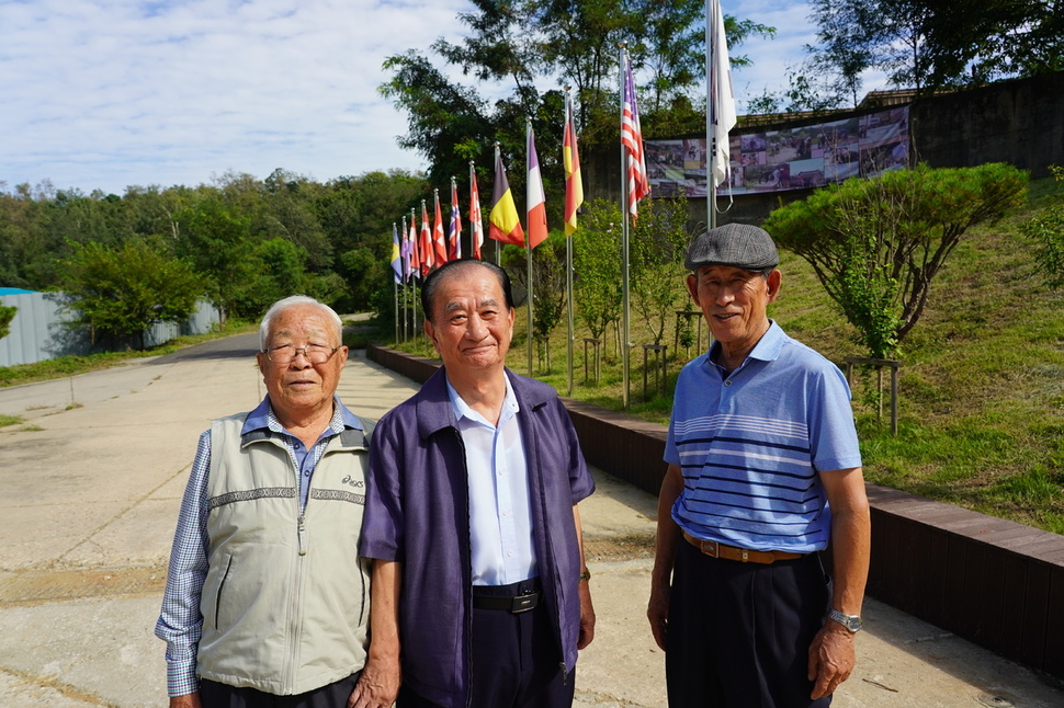 경기도 파주시 조리읍 봉일천4리 주민들이 반환된 미군 공여지인 캠프 하우즈를 둘러보고 있다. 왼쪽부터 이재춘, 양재영, 이응천씨.
