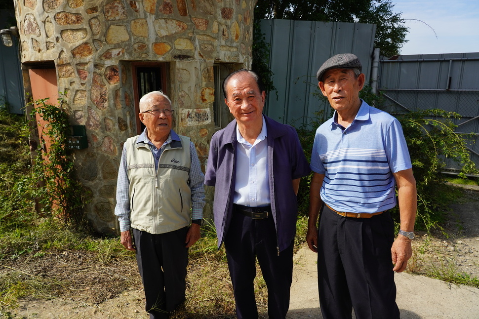 경기도 파주시 조리읍 봉일천4리 주민들이 반환된 미군 공여지인 캠프 하우즈를 둘러보고 있다. 왼쪽부터 이재춘, 양재영, 이응천씨.