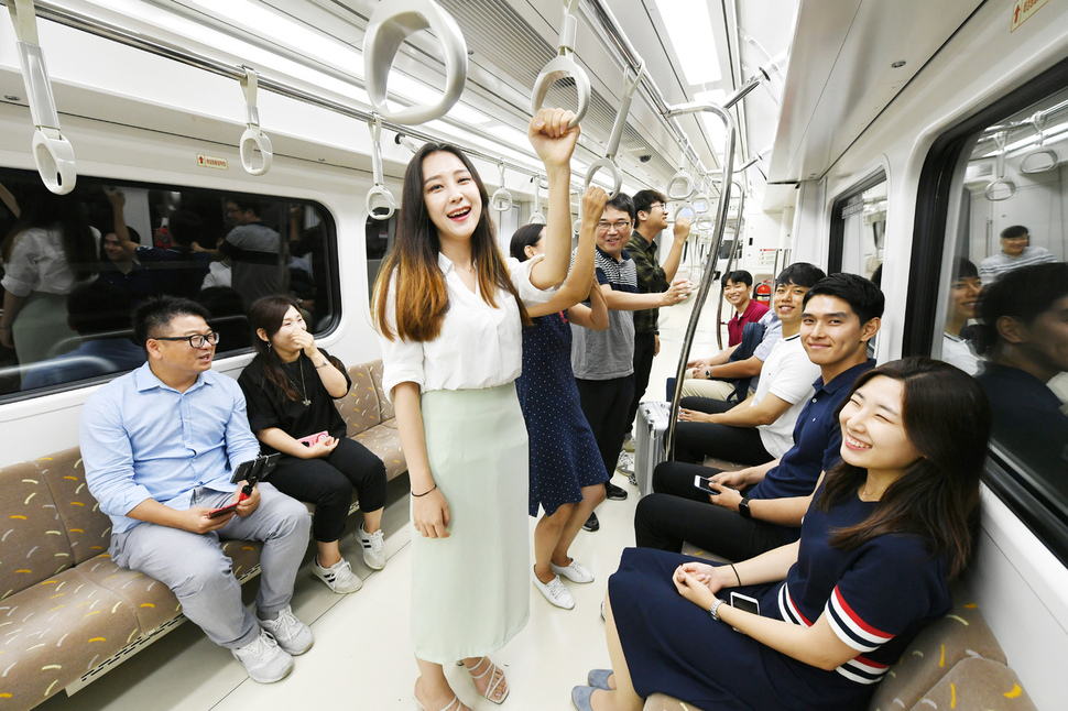 경기 김포시 양촌역에서 김포한강새도시를 거쳐 김포공항역까지 23.67㎞ 구간을 32분에 달리는 김포도시철도가 지난 28일 오전 5시30분 첫 운행을 시작했다.