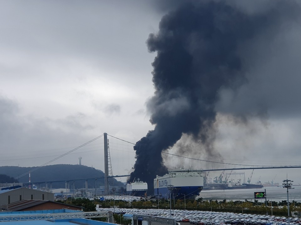 28일 울산 광역시 염포부두 인근 선박에서 화재가 발생해 검은 연기가 솟구치고 있다. 연합뉴스