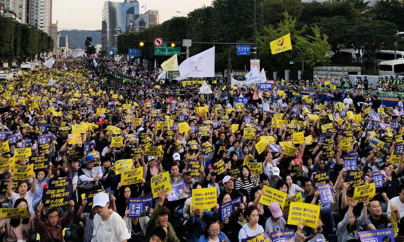 여야, 거리 메운 ‘촛불’ 놓고 공방…민주당 “국민의 명령” 한국당 “숫자 과장”