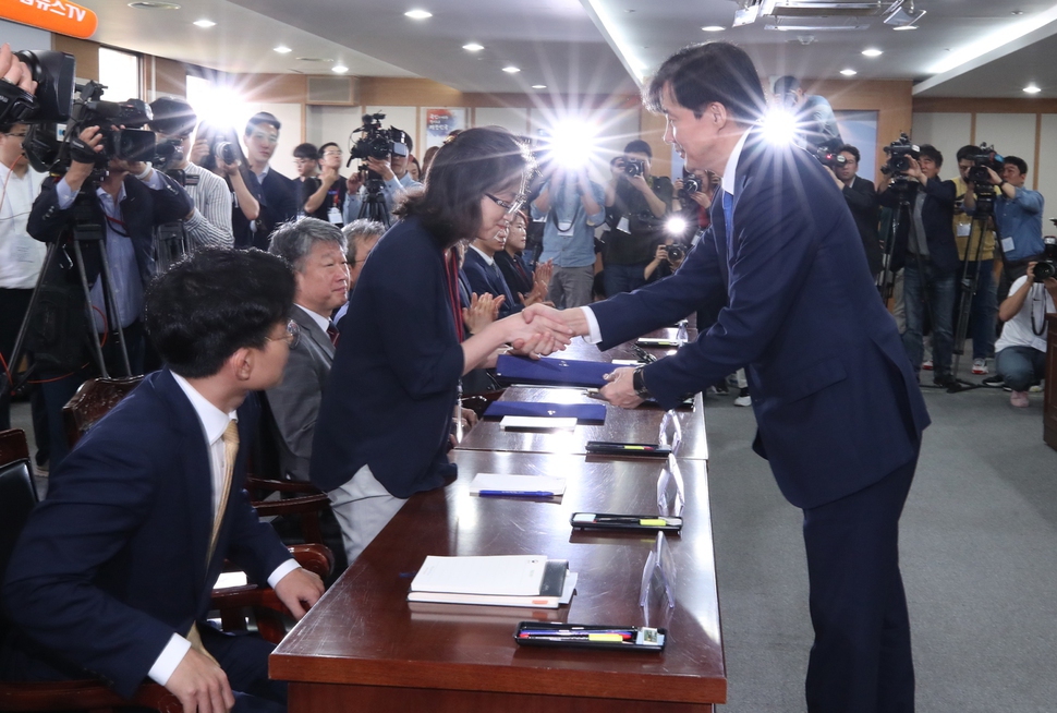 조국 법무부 장관(오른쪽)이 30일 오후 정부과천청사 법무부에서 열린 제2기 법무·검찰 개혁위원회 발족식에서 위원들에게 위촉장을 수여하고 있다. 과천/백소아 기자