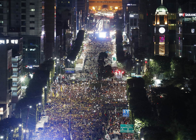 28일 서울 서초동 검찰청사 앞에서 연 ‘제7차 사법적폐 청산을 위한 검찰개혁 촛불문화제’에 참석한 시민들이 ‘검찰개혁’ 등의 구호를 외치고 있다.  이정아 기자 leej@hani.co.kr