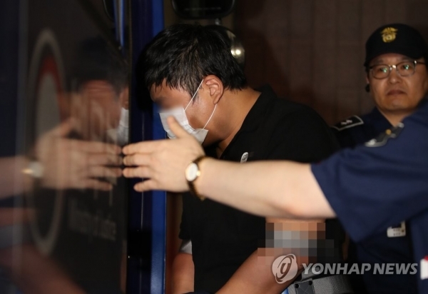 조국 법무부 장관 가족을 둘러싼 사모펀드 투자 의혹의 ‘몸통’인 조 장관의 5촌조카 조아무개씨가 16일 새벽 서울중앙지검에서 조사를 받은 뒤 구치소로 향하는 호송차에 타고 있다. 연합뉴스