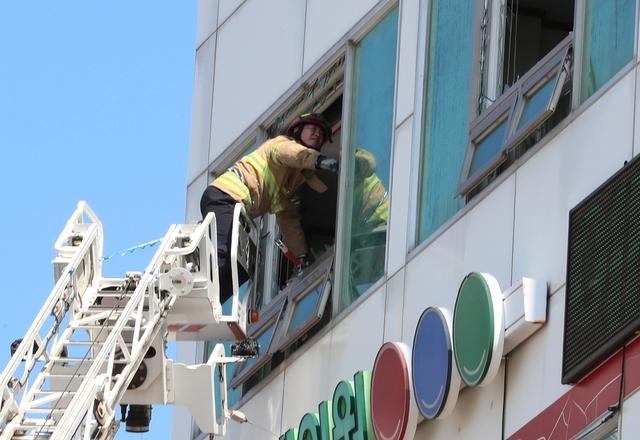 지난 24일 화재가 발생한 경기 김포 풍무동의 한 요양병원에서 한 소방관이 화재현장을 살펴보고 있다. 김포/김정효 기자 hyopd@hani.co.kr