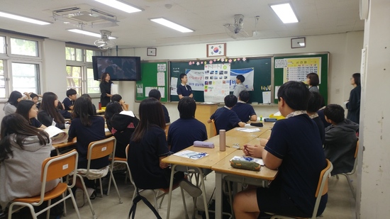 지난 27일 경기 성남 태평중 1학년 학생들이 교실에서 전날 다녀온 직업체험 관련 발표 자료를 만들어 학생들에게 설명을 하고 있다.