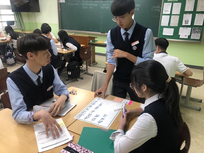 지난 9월20일 오후 경기 숙지고등학교에서 ’논쟁이 살아있는 교실’ 공개 수업이 열렸다. ‘진행팀’ 학생들은 각 모둠을 돌면서 주어진 과제를 잘 수행할 수 있도록 힌트를 준다.  김지윤 기자