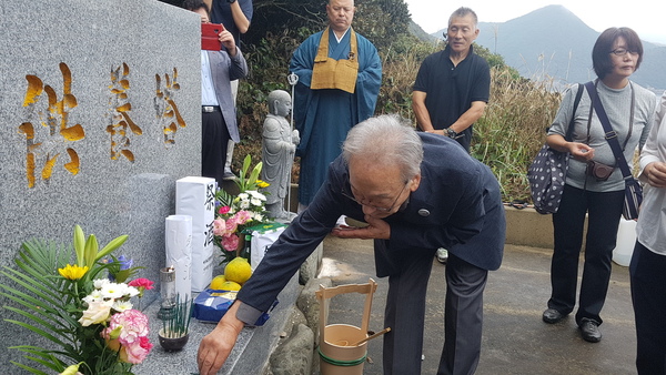 재일동포 김시종 시인이 29일 일본 쓰시마 사고만에 건립된 4·3과 한국전쟁 당시 희생자를 위한 공양탑에 분향하고 있다. 사진 제주4·3평화재단 제공