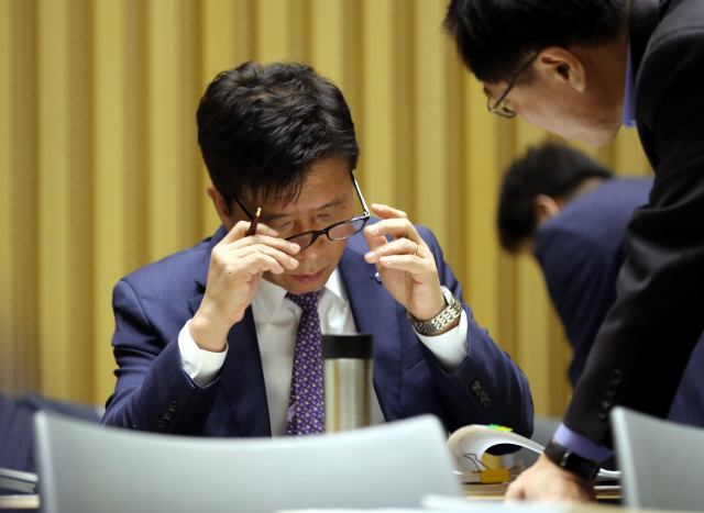 김태호 서울교통공사 사장이 지난해 10월22일 서울 중구 서울시청에서 열린 국회 국토교통위원회의 서울시 국정감사 시작에 앞서 답변 자료를 검토하고 있다. 강창광 기자 chang@hani.co.kr