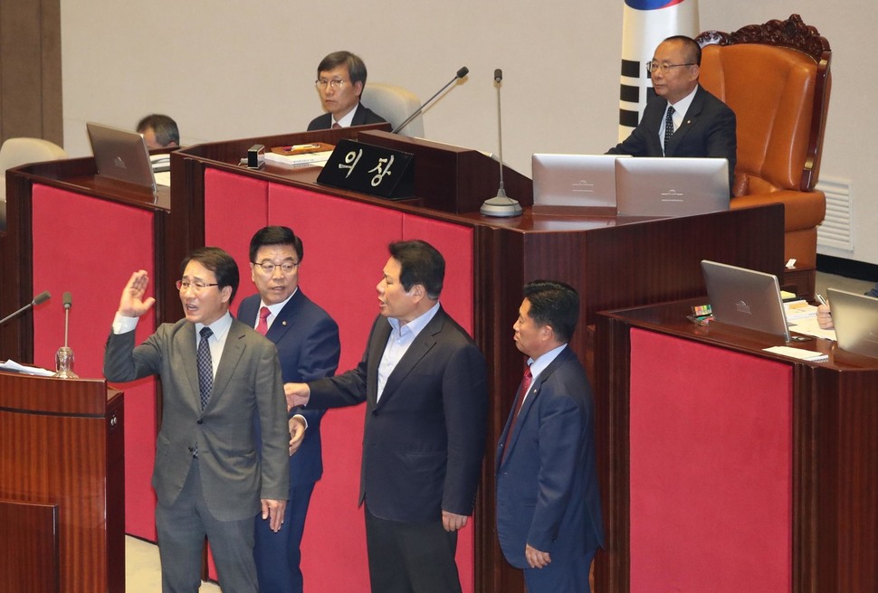 30일 오후 국회 본회의장에서 열린 경제분야 대정부질문에서 이원욱 더불어민주당 원내수석부대표(앞줄 맨왼쪽)가 지난 26일 열렸던 본회의에서 여야 합의 없이 정회를 선언한 이주영 국회부의장(뒷줄 오른쪽)에게 사과를 요구하고 있다. 강창광 기자 chang@hani.co.kr