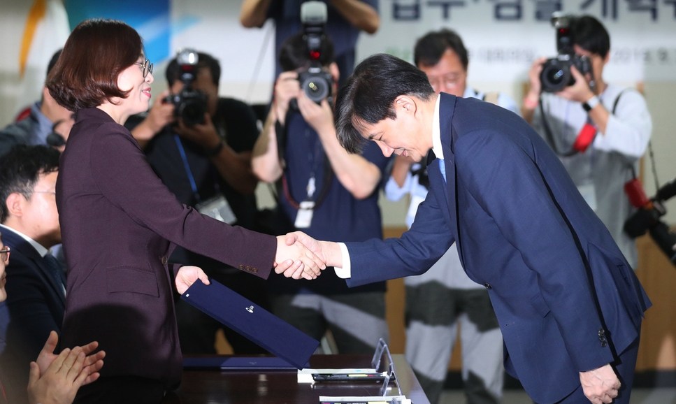 [포토] 법무검찰개혁위 출범…조국 장관의 깍듯한 인사