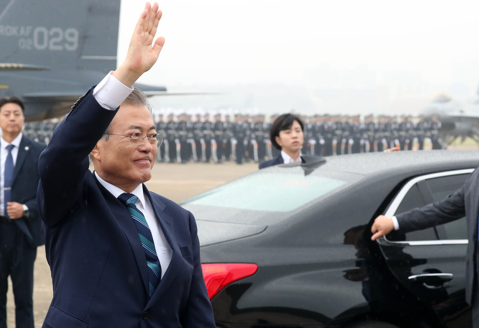 문재인 대통령이 1일 대구 공군기지에서 열린 제71주년 국군의날 기념식을 마치고 떠나며 청중을 향해 손을 흔들고 있다. 대구/청와대사진기자단