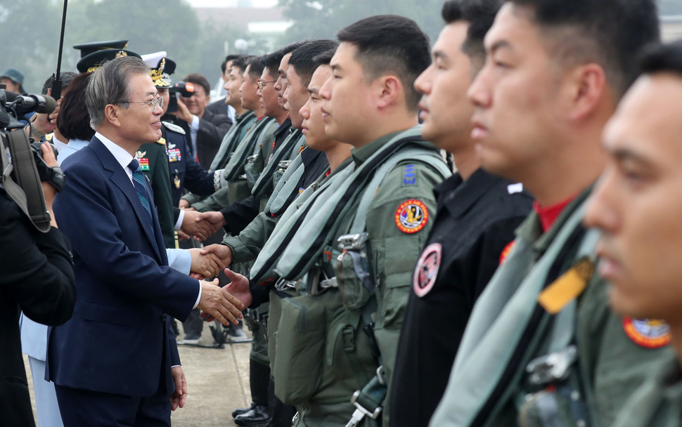 문재인 대통령이 1일 대구 공군기지에서 열린 제71주년 국군의날 기념식에서 영공수호 임무를 마치고 귀환한 조종사들을 격려하고 있다. 대구/청와대사진기자단