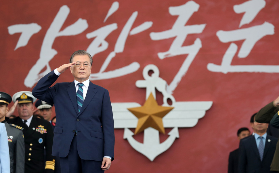 문재인 대통령이 1일 대구 공군기지에서 열린 제71주년 국군의날 기념식에서 거수경례 하고 있다. 대구/청와대사진기자단