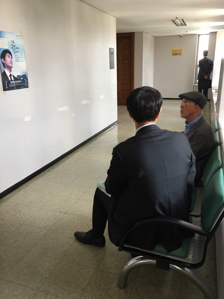 지난 6월17일 재심 기각 결정에 대한 즉시항고가 열리는 서울고법 법정 앞에 박상은씨(오른쪽)와 변호인이 앉아있다. 사진 지금여기에 제공.