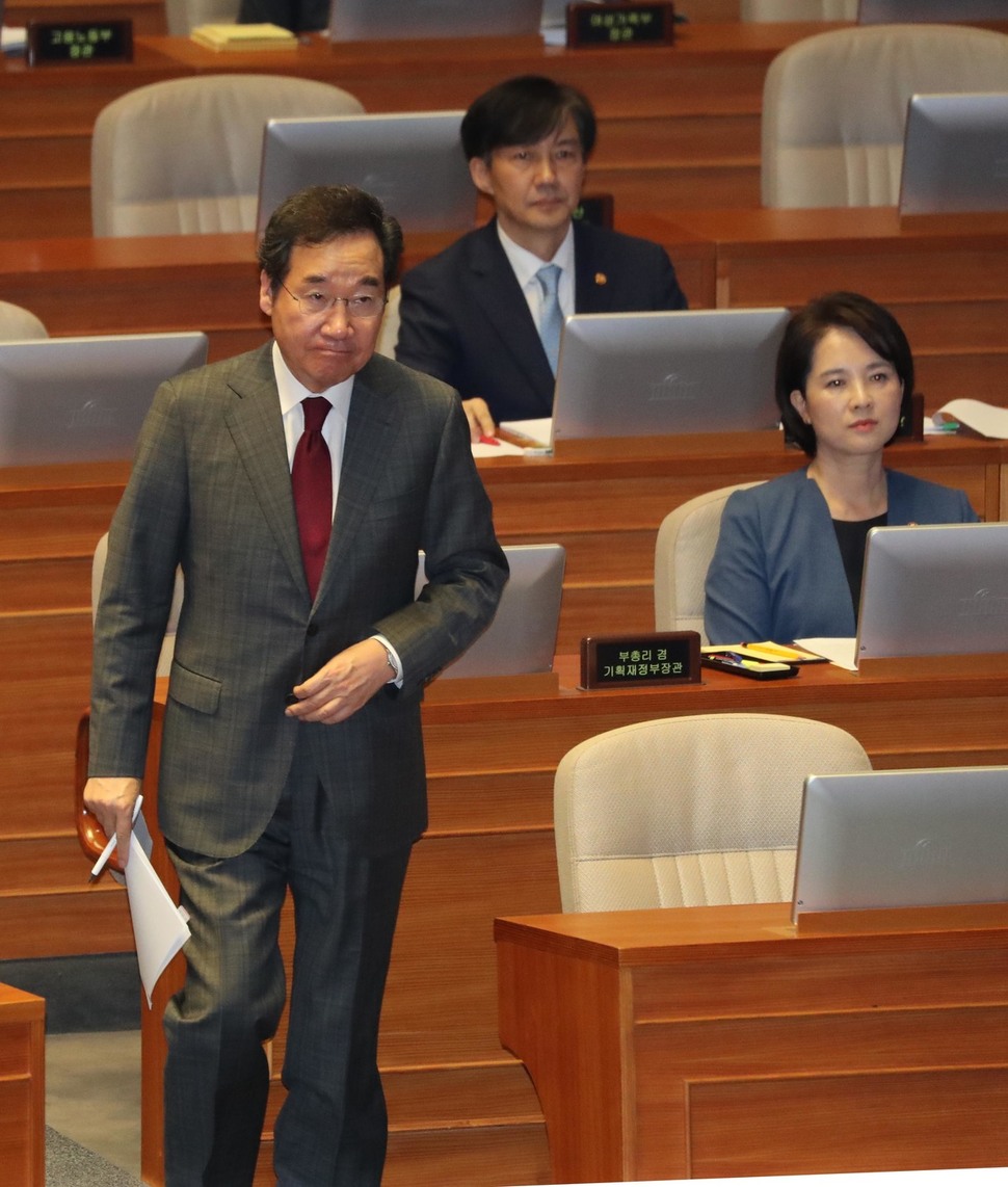 이낙연 국무총리(왼쪽)가 1일 오후 국회 본회의에서 열린 교육·사회·문화 분야 대정부질문에서 의원들의 질문에 답변하기 위해 발언대로 향하고 있다. 강창광 기자 chang@hani.co.kr