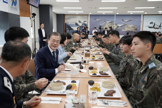 문재인 대통령 내외가 1일 국군의날 기념식 뒤 대구공군기지에서 공군 장병들과 점심을 함께 했다. 청와대 제공