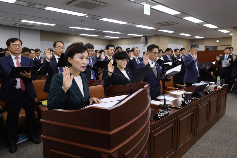 2일 정부세종청사에서 열린 국회 국토교통위의 국토교통부 국정감사에 앞서 김현미 국토부 장관 등이 선서를 하고 있다. 국토부 제공