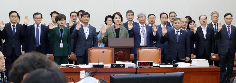 유은혜 사회부총리 겸 교육부 장관(앞줄 왼쪽 넷째)이 2일 오전 국회에서 열린 교육위원회 국정감사에 앞서 증인·참고인들과 함께 선서하고 있다. 김경호 선임기자 jijae@hani.co.kr