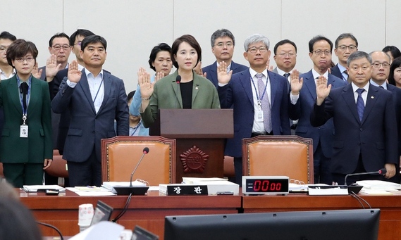 한국당 문체위 국감 보이콧 첫날부터 ‘조국 공방’ 격화