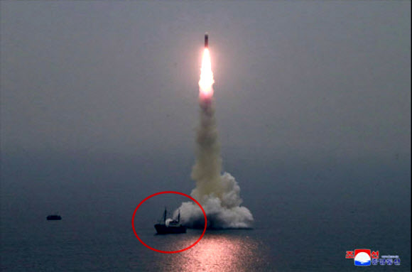 북한이 신형 잠수함발사탄도미사일(SLBM) ‘북극성-3형’을 성공적으로 시험발사했다고 <조선중앙통신>이 3일 보도했다. 미사일 발사 위치 바로 옆에 선박(붉은 원)이 떠 있는 모습이 보인다. 수중발사대가 설치된 바지선을 끌고온 견인선으로 추정된다. 연합뉴스