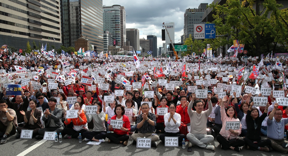 자유한국당 황교안 대표, 나경원 원내대표 등 지도부와 참석자들이 3일 오후 서울 광화문광장에서 열린 ‘문재인 정권의 헌정유린 중단과 위선자 조국 파면 촉구 광화문 규탄대회’에서 구호를 외치고 있다. 김경호 선임기자