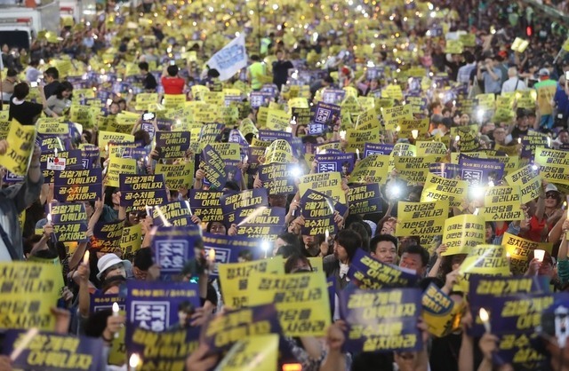 ‘검찰개혁 사법적폐청산 범국민 시민연대’ 주최 7차 촛불집회가 9월28일 서울 서초동 반포대로에서 열렸다. 참가 시민들이 ‘정치검찰 물러나라' 등의 손팻말을 들어올리며 검찰개혁 촉구 구호를 외치고 있다. 신소영 기자