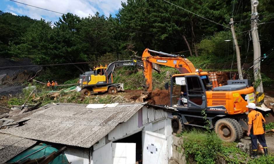 부산 산사태 주택·식당 덮쳐…매몰자 4명 중 2명 사망