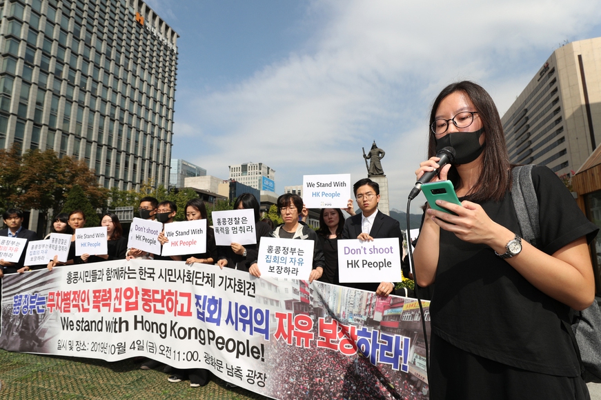 홍콩 시민들과 함께하는 한국 시민사회 단체 회원들이 4일 오전 서울 광화문광장에서 기자회견을 열어 “홍콩 정부는 무차별적인 폭력진압을 중단하고 집회 시위의 자유를 보장하라”고 촉구했다. 이 자리에는 재한 홍콩인 파니(한국 기독학생회 국제부 활동가)를 비롯한 재한 홍콩인들도 참석해 홍콩 정부가 사실상의 계엄령인 긴급법 발동을 앞두고 ‘복면금지법’을 시행하기로 한 것에 항의하는 뜻으로 검은 마스크를 착용했다. 김봉규 선임기자 bong9@hani.co.kr