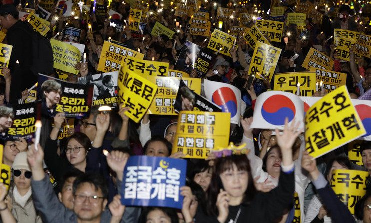 서초동 촛불 “이제는 울지말자, 이번엔 지켜내자, 우리의 사명이다”