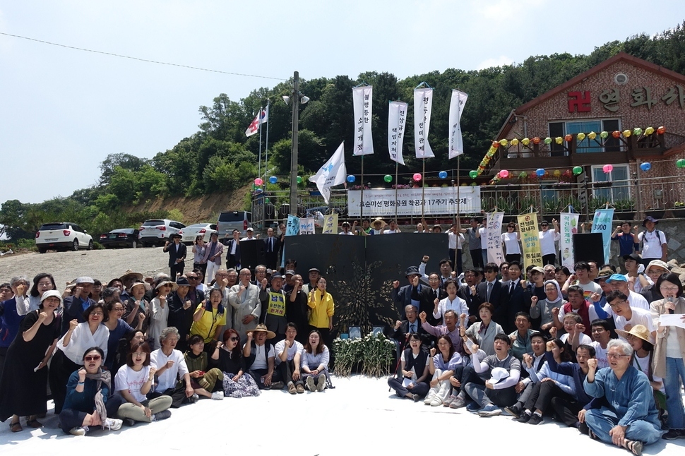 지난 6월 경기 양주시 광적면 효촌리 사고현장에서 열린 고 신효순·심미선양의 17주기 추모제 겸 효순미선평화공원 착공식에서 참석자들이 “불평등한 한미관계 개선” 등 구호를 외치고 있다. 박경만 기자
