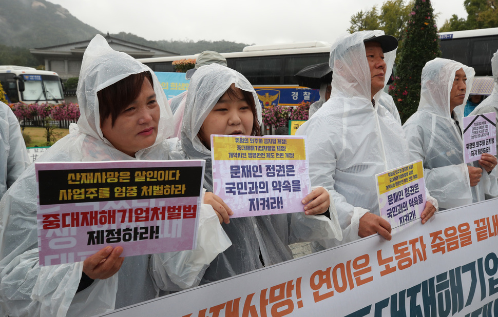 충남 태안발전소 하청노동자 고 김용균씨의 어머니 김미숙씨(맨 왼쪽)가 7일 오전 청와대 분수대 앞에서 열린 ‘위험의 외주화 금지법·중대재해기업처벌법 제정 문재인 정권의 노동자 생명안전제도 개악 박살 대책위원회’ 출범 기자회견에서 수원 고색동 건설현장에서 추락해 사망한 하청노동자 고 김태규씨의 누나 김도현씨(왼쪽 둘째)를 안아주고 있다. 백소아 기자