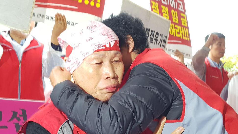 7일 서울대에서 삭발식을 거행한 최분조 민주노총 민주일반연맹 서울일반노조 부위원장을 청소노동자 동료 김씨가 껴안으며 손수건을 머리에 둘러주고 있다. 전광준 기자
