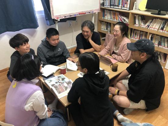 10월6일 일요일 서울 마포구에 있는 교육공동체 ‘나다’에서 인문·철학 강의 ‘역사 속의 재판들 파트1: 법은 누구의 편일까?’가 열렸다. 강의가 끝난 뒤 청소년들과 ‘나다’ 활동가들이 자유롭게 이야기하고 있다.  김지윤 기자